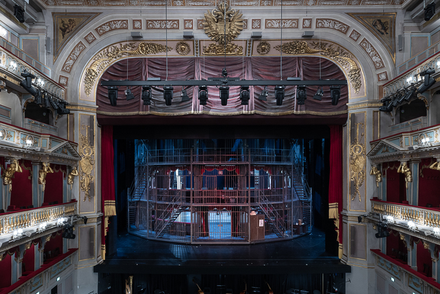 Zentraler Blick vom ersten Rang auf die Bühne des Theater an der Wien. Der abgebildete Hauptvorhang wurde von der TÜCHLER Bühnen- & Textiltechnik GmbH, Wien, gefertigt.