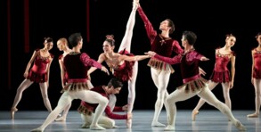 In den "Rubies" fassen die Herrn den Damen auch mal ans Bein. Dem Publikum gefiel es. Foto: Wiener Staatsballett / Ashley Taylor