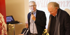 Othmar Stoss bedankt sich beim scheidenden Präsidenten Jörg Kossdorff. Sitzend Prof. Bruno Grösel, einer der beiden Vizepräsidenten. Foto: Starmühler