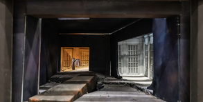 Fototext: Das Bühnenbild von Erich Wonder vermittelt Archaik und Salon-Eleganz. Foto: Barbara Pálffy