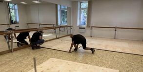 Ein neuer Boden schafft optimale Tanzbedingungen im Ballettsaal. Foto: Tüchler Bühnen- und Textiltechnik GmbH